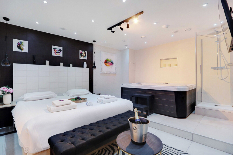 Others 2, Intimate Flat w A C & Jacuzzi - 2BR 6P Montmartre, Paris