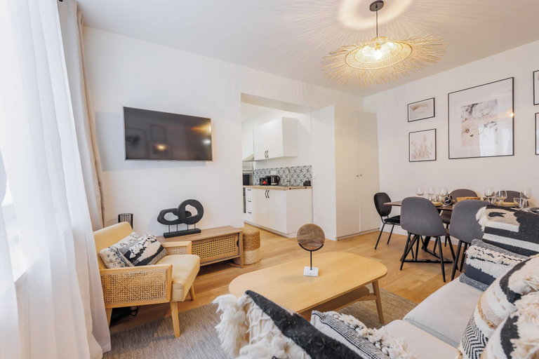 Living area 3, Modern Apartment - 2br/6p - Canal St-martin, Paris