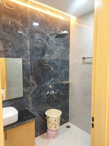 Bathroom 3, Hotel Innvite, Agra