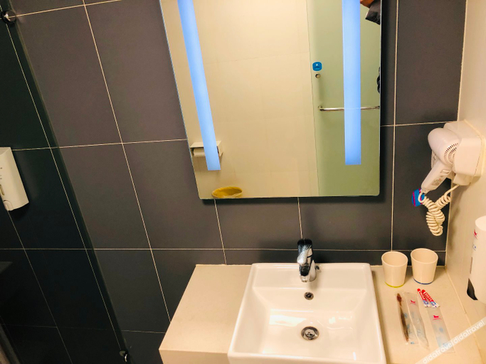 Bathroom 3, HanTing Hotel (Beijing Jiugong), Beijing