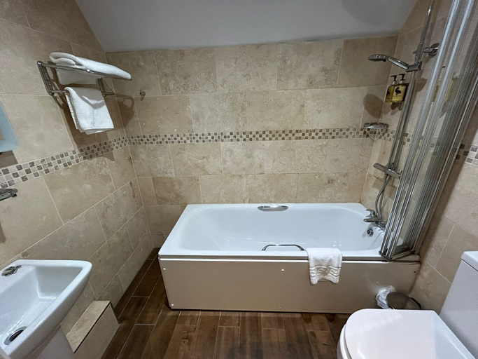 Bathroom 3, The Hind Hotel, Northamptonshire
