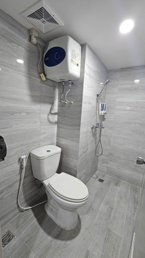 Bathroom, Jarrdin apartment by NEMUI ROOMS, Bandung