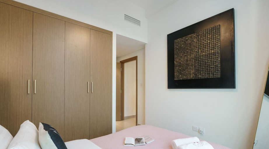 Room 5, 1BR Apt Near Downtown Dubai Pool Skyline Views, Dubai