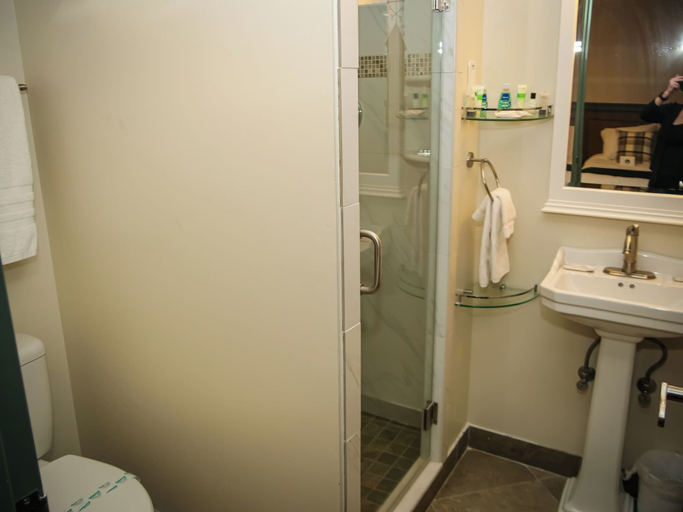 Bathroom, Moselem Springs Golf Club, Berks