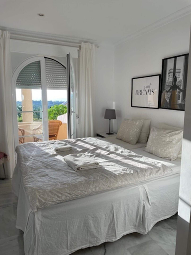 Room 5, 2-bed Sea View Apt, 10 Mins From Puerto Banus, Málaga