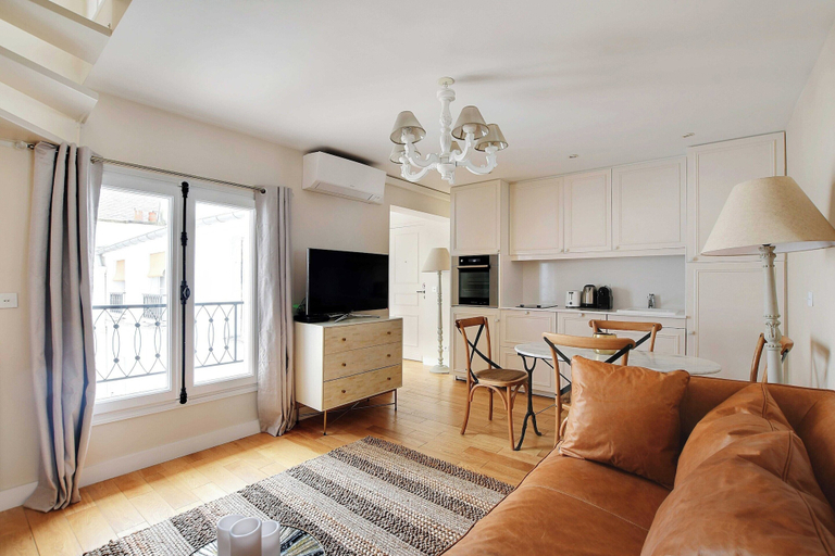 Living area 3, Amazing Duplex - 1br/4p - Musee du Louvre, Paris
