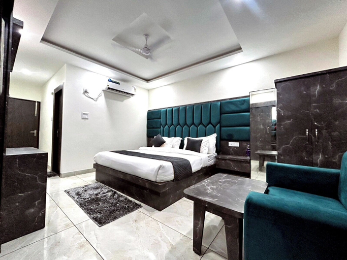 Bedroom 4, Hotel The Katra Avenue, Reasi