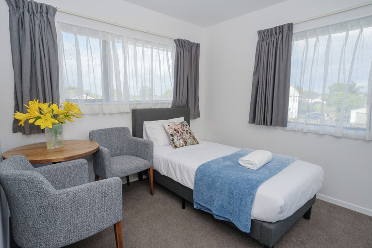 Bedroom 2, Yates Park Motel, Manukau