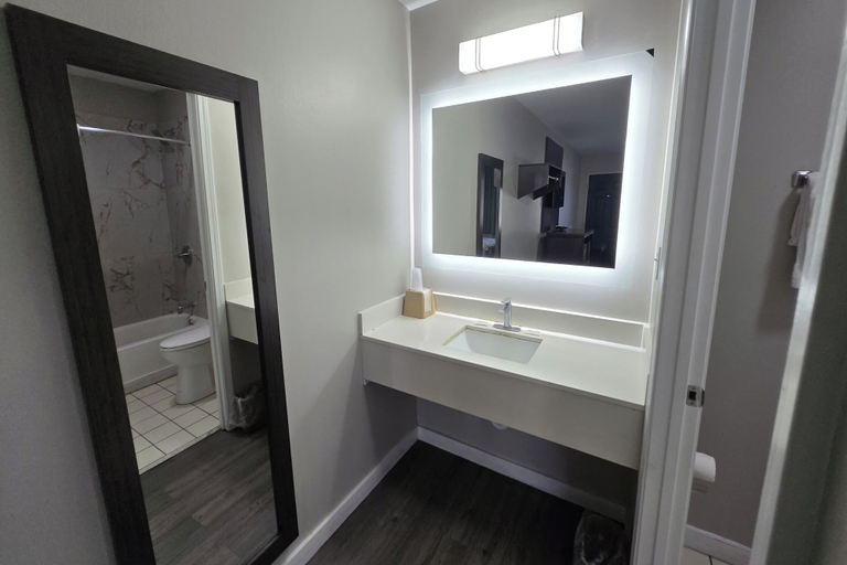 Bathroom 3, Deerfield Inn McComb I-55, Pike