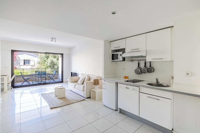 Private kitchen, Charming 1 Bedroom Flat With Balcony/pool - Cannes, Alpes-Maritimes