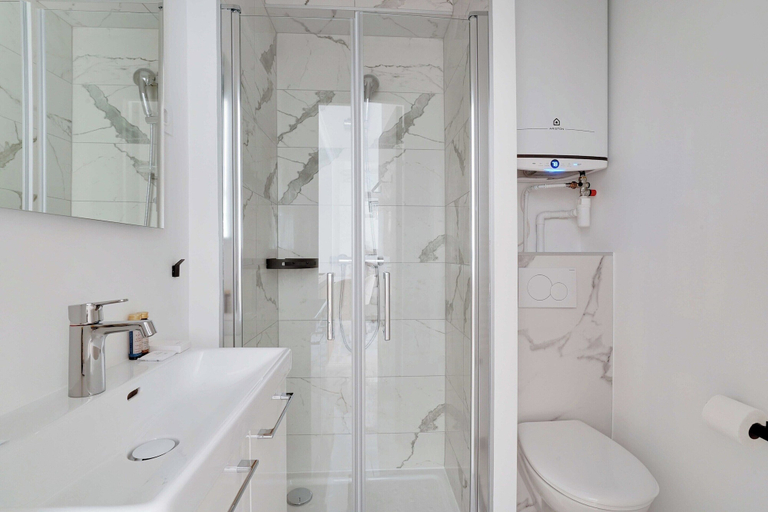 Bathroom, Cosy and Chic Apartment -1br/4p- Trocadero, Paris