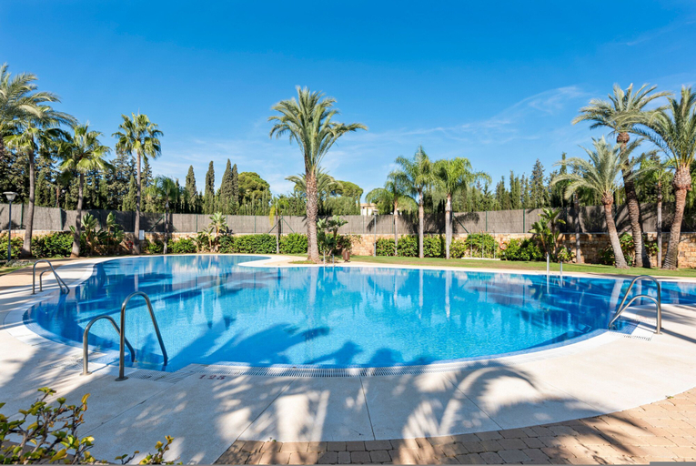 Room 5, Stylish Apartment With Pool in Marbella - Ref M51, Málaga
