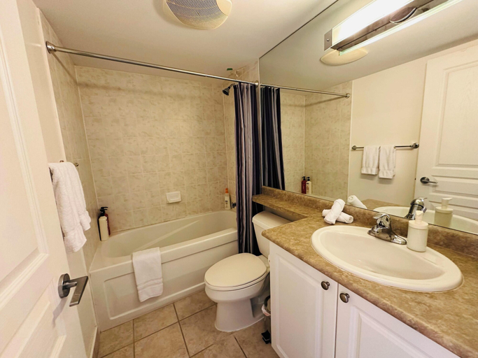 Bathroom 3, The Yonge Suites - Downtown Elegance, Toronto