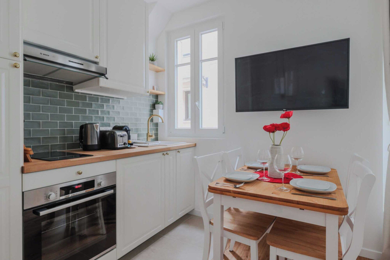Private kitchen 3, Charming Apt - 1bd/4p - Tour Eiffel / Invalides, Paris