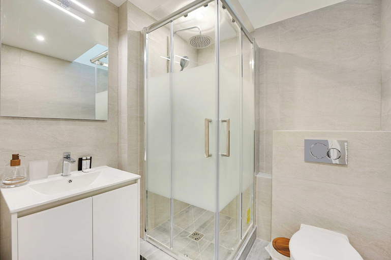 Bathroom 4, Charming apartment - 1BR/5P - Opéra Garnier, Paris