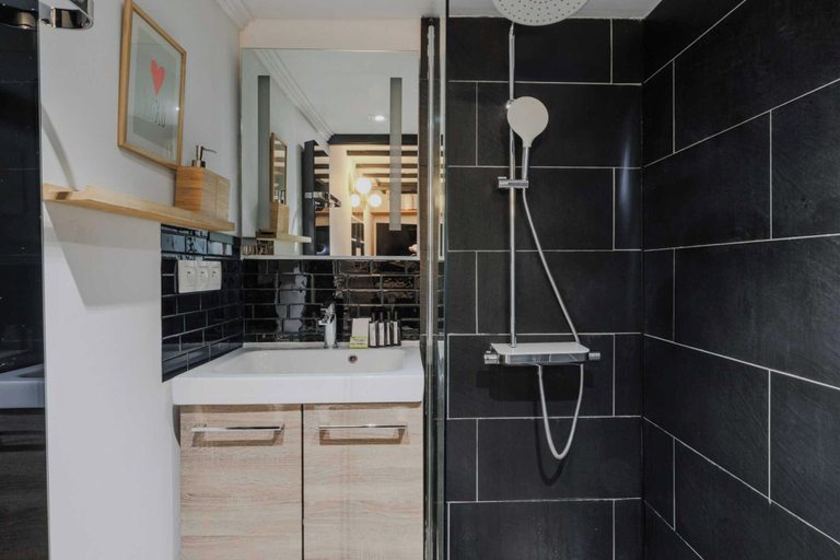 Bathroom 2, Comfortable Duplex in the Heart of Paris!, Paris