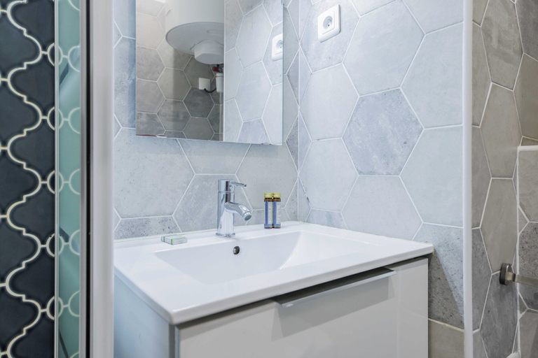 Bathroom 5, Serenity Near Saint-lazare Station, Paris