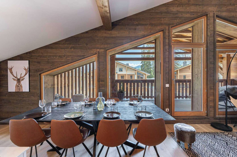 Dining 4, 4 Bedroom Duplex With Large Balcony and Parking, Haute-Savoie