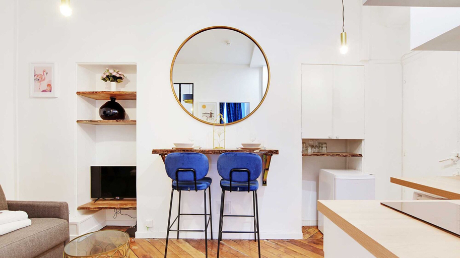 Dining 2, Chic Apartment in Paris for Couple, Paris