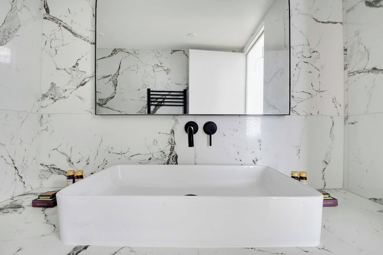 Bathroom 5, Charming Apartment - 2br/4p - Rochechouart, Paris