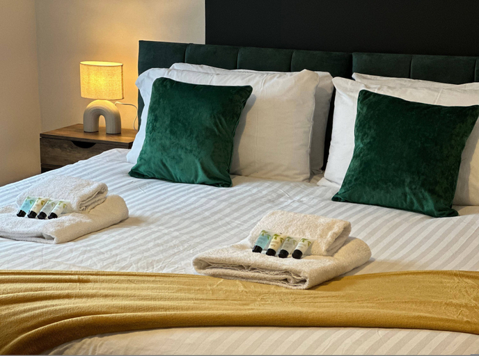 Room 2, 3 bed Chill Glouc With 3 Bedrooms and 1 Bathrooms, Gloucestershire