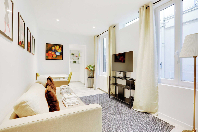 Living area 4, Cosy Apartment - 1br/4p - Musee du Louvre, Paris