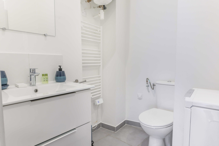 Bathroom 2, Cosy Apartment - 2br/6p - Passy/tour Eiffel, Paris