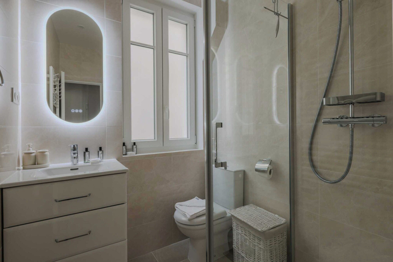 Bathroom 5, Charming Apt - 1bd/4p - Tour Eiffel / Invalides, Paris