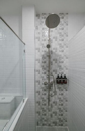 Bathroom 3, Eng Fah Luang Hotel, Muang Chiang Rai