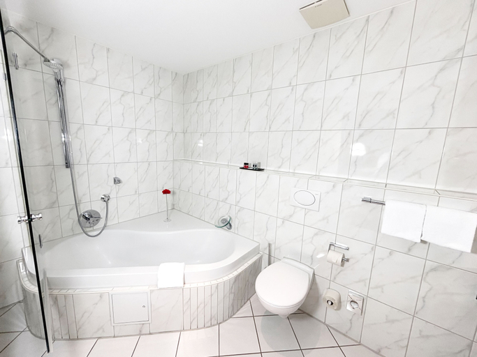 Bathroom 5, Aspire AcarA Oldenburg, Trademark Collection by Wyndham, Oldenburg