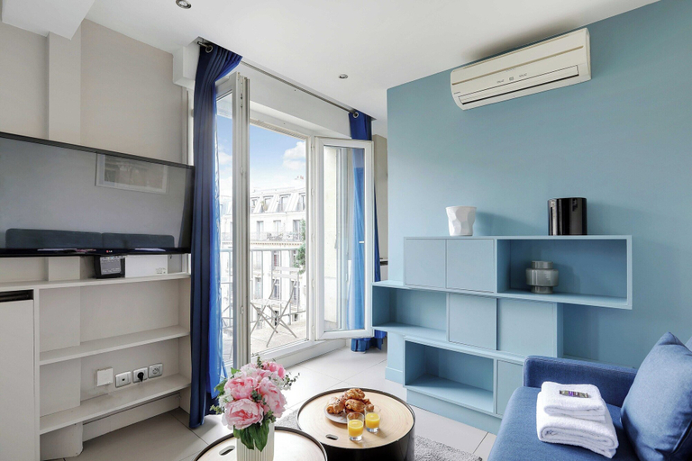 Living area, Charming Apartment - 1br/4p - Saint Lazare, Paris