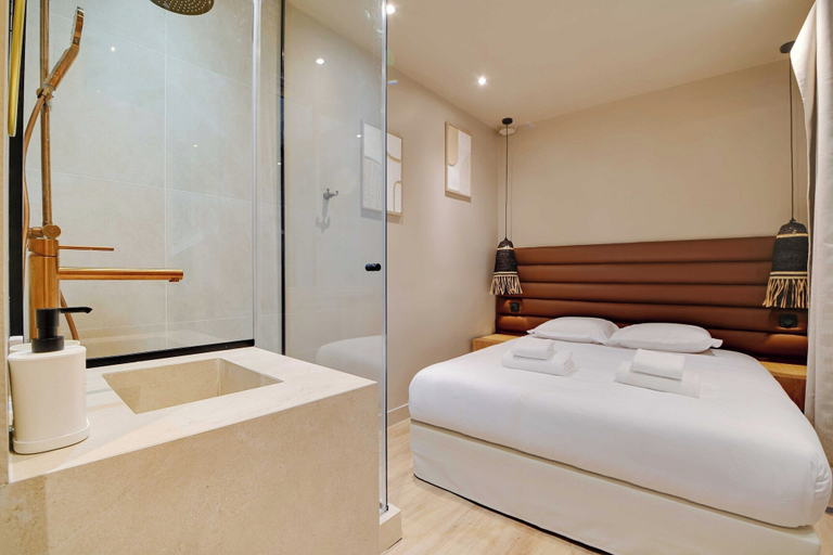 Bathroom 2, Elegant Home - 5bd/12p - Heart of 'Le Marais', Paris