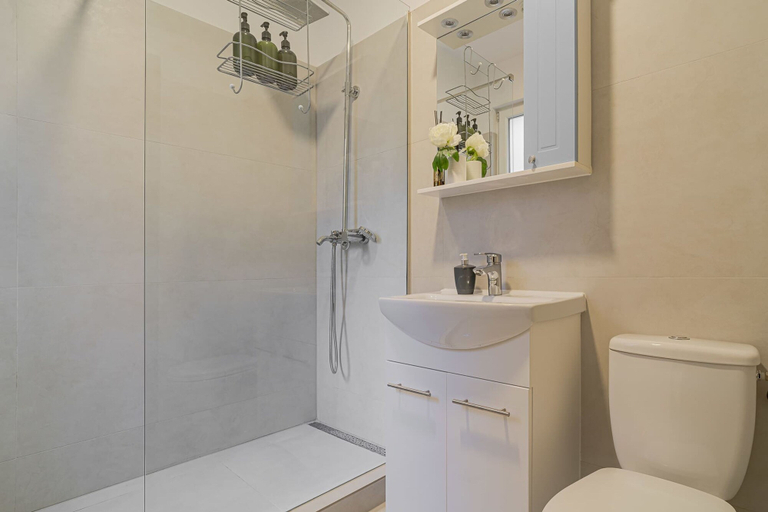 Room 3, Charming 2BR Apartment - Steps to Romanian Athenaeum, Municipiul Bucuresti