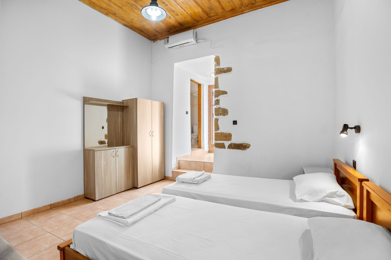 Room 2, Countryside Apartment 2 With Shared Swimming Pool, Crete