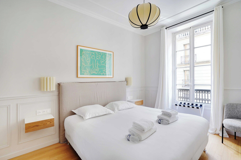 Room 5, Modern Apartment Champs-ElysACes - Saint HonorAC, Paris