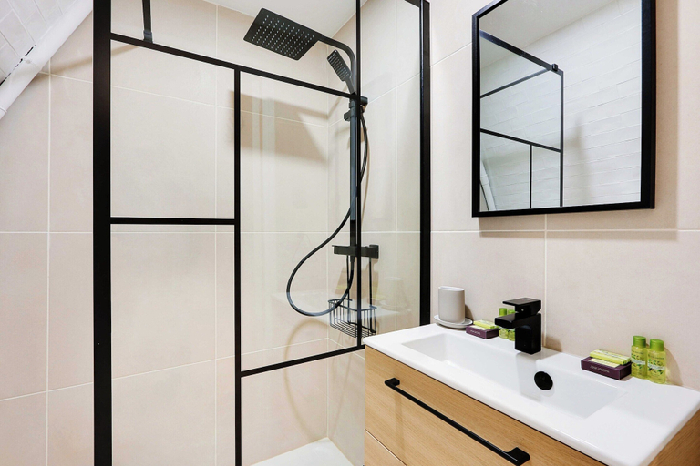 Bathroom 4, Cosy apartment - 1BR/6P - Batignolles, Paris
