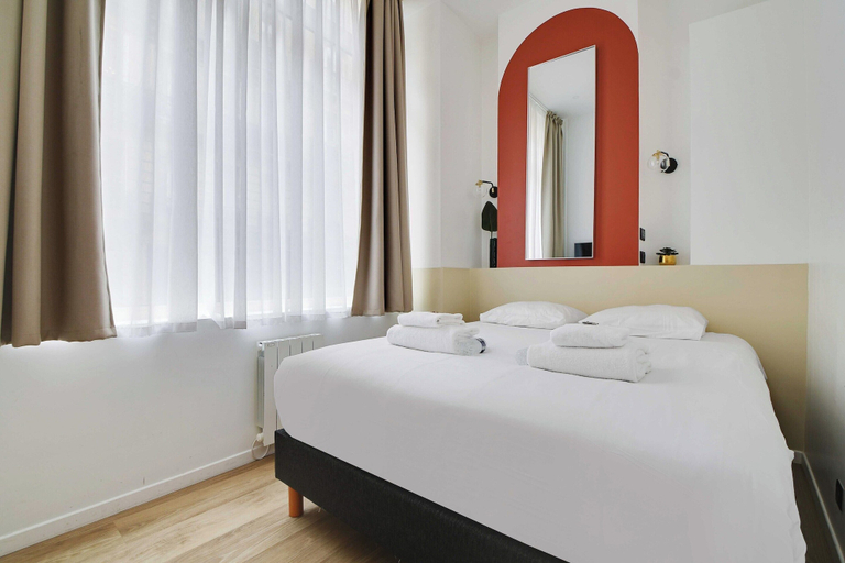 Bedroom 3, Charming Apartment - 2br/4p - Rochechouart, Paris