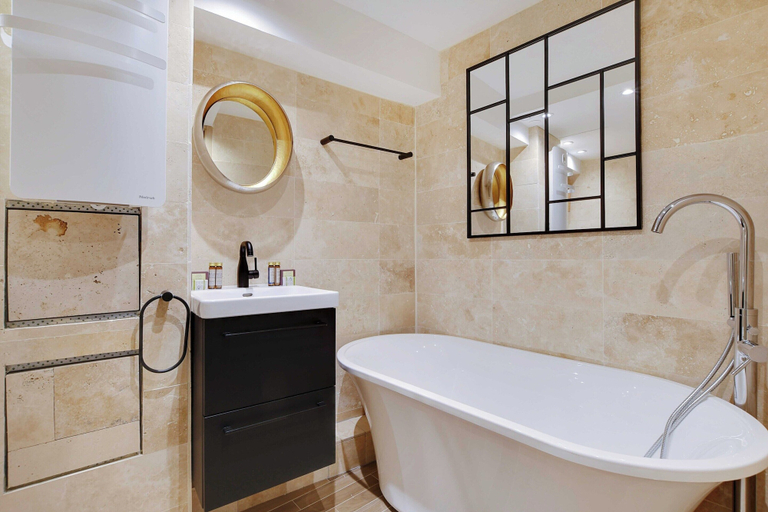 Bathroom 2, Apartment With 3 Rooms for 10 People, Paris