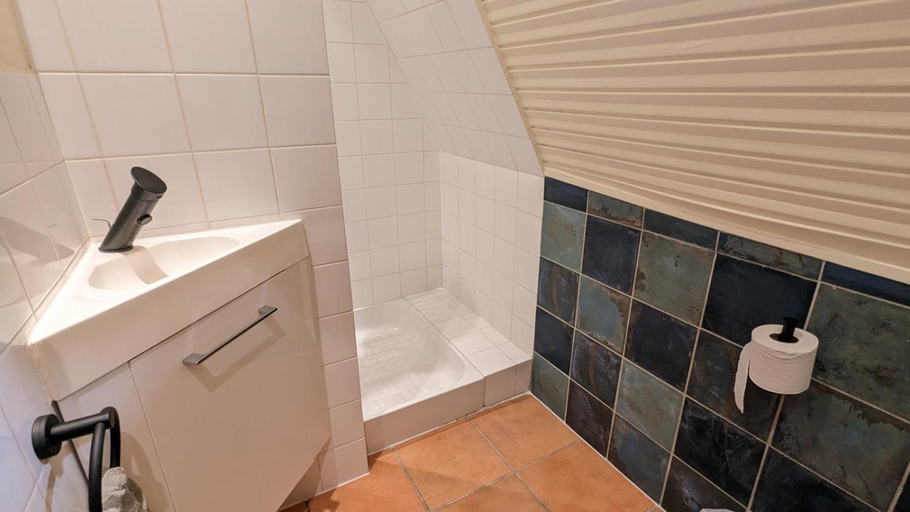 Bathroom 3, Bonfarto Locations, Dordogne