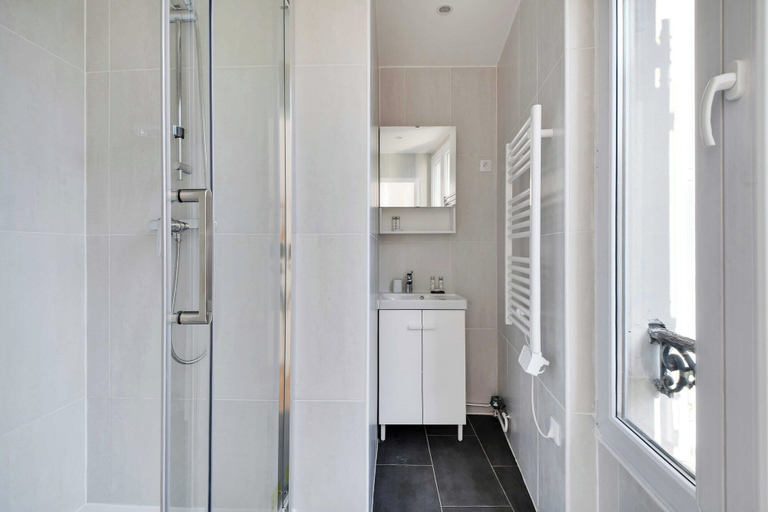 Bathroom 2, Chic Apartment - 1br/4p - Sacre-coeur, Paris