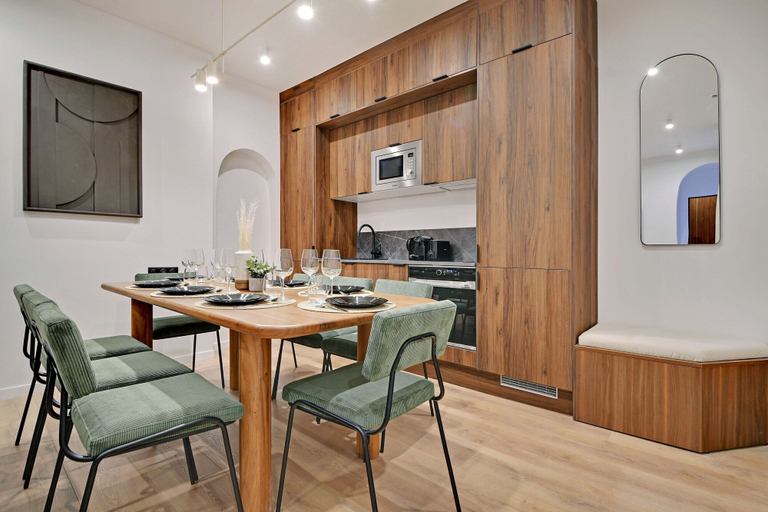 Dining 4, Chic and Spacious Apartment in the Heart of Paris, Paris