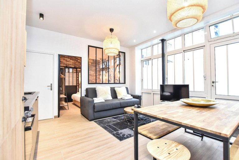 Living area 4, Charming Apartment - 3br/8p - South Pigalle, Paris