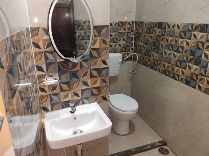 Bathroom 4, Rudra Guest House, Varanasi