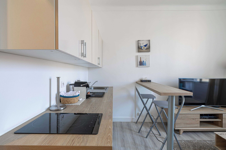 Private kitchen 2, Beautiful Renovated Apartment - Near Croisette - 1br/4p, Alpes-Maritimes