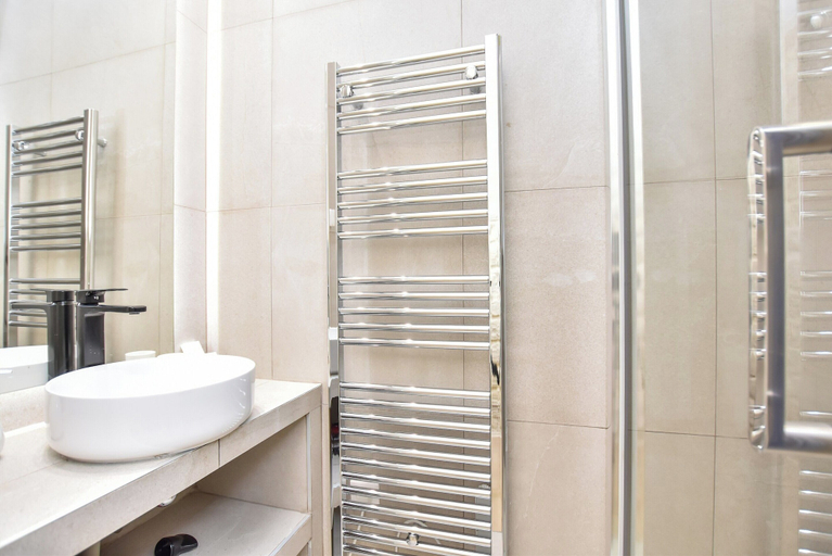 Bathroom 2, Spacious apartment - 3BR/8P - Pigalle/Musée Grévin, Paris