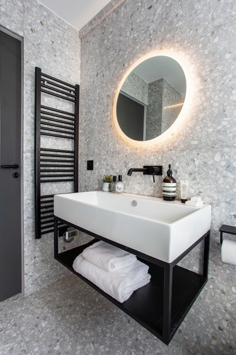 Bathroom 2, Magnificent 1br/4p Apartment - Montorgueil 5, Paris