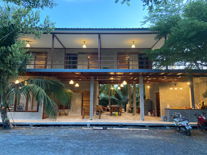Exterior 1