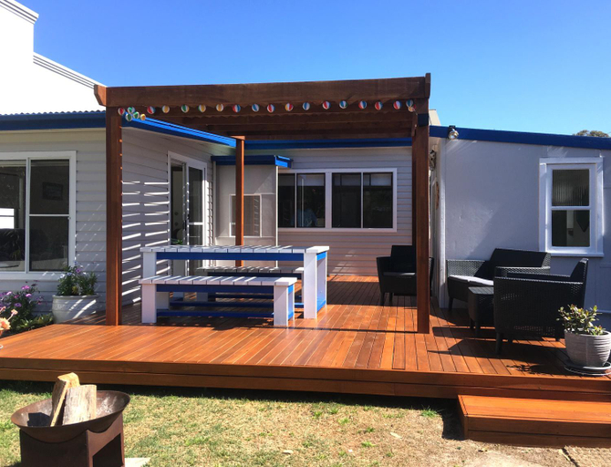 Exterior & Views 1, SHELLHARBOUR BEACH COTTAGE - Stroll to Beach flags - Back gate straight to Beach, Front gate walk to, Shellharbour