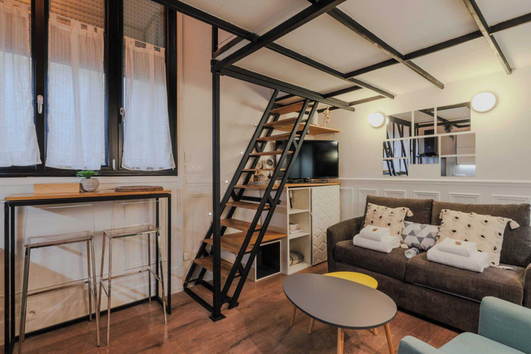 Living area 4, Comfortable Duplex in the Heart of Paris!, Paris
