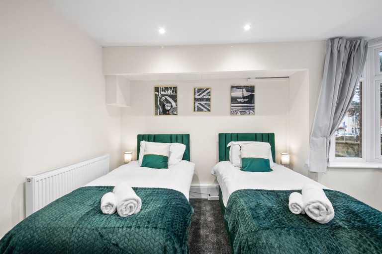 Room 3, 5 Bedroom Oxford Cooper House, Sleep 11, Parking, Oxfordshire